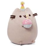 Pusheen - Maskotka z urodzinowym tortem (25 cm)